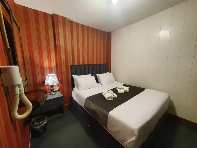 Alibaba https://cdn.alibaba.ir/ostorage/hotel-accommodation-images/6859559eac13a7ed0d84e014_سوئیت رویال 4 نفره رو به خیابان (1).webp